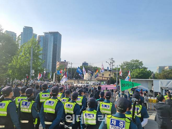 14일 대통령 집무실이 있는 국방부 청사 앞에서 성소수자차별반대 무지개행동이 성소수자 차별 반대 집회행진을 하고 있다. (사진=정두리 기자)