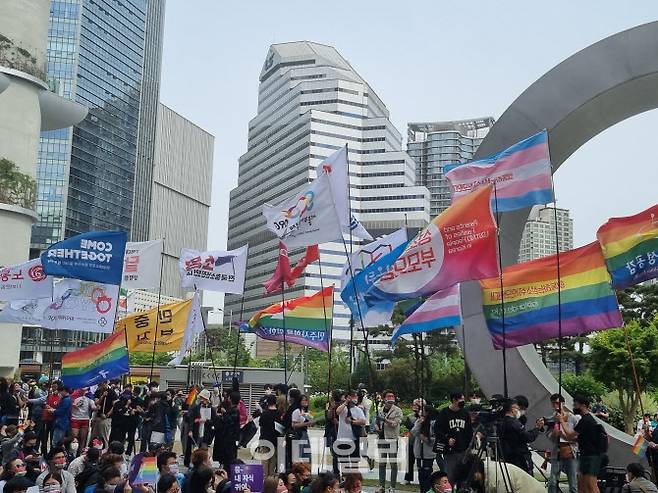 14일 용산역 광장에서 성소수자차별반대 무지개행동 주최로 성소수자 차별 반대 집회가 열리고 있다. (사진=정두리 기자)