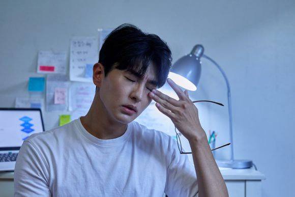 자주 눈이 피로하고 시력이 흐릿하다면? 시각적 스트레스를 겪고 있을 수도 있다는 뜻이다.[사진=게티이미지뱅크]