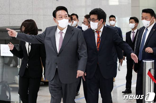 윤석열 대통령이 13일 용산 대통령실 청사 기자실을 방문하기 위해 이동하며 김영태 국민소통관장과 대화를 나누고 있다. (대통령실사진기자단) 2022.5.13/뉴스1 © News1 오대일 기자