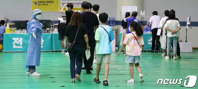 전북 전주시 화산체육관에 마련된 선별진료소에서 시민들이 검사를 받기 위해 기다리고 있다. /뉴스1 © News1 유경석 기자