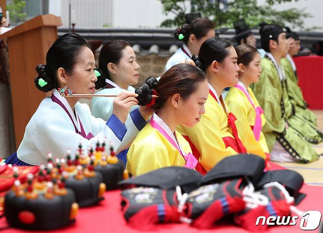 14일 서울 마포구 광흥당에서 열린 전통 성년식에서 참가자들이 성년 의식을 치르고 있다. 마포구는 20세가 된 청년들이 성인이 되었음을 축하하기 위해 전통 성년식을 열고 있으며 이번 행사는 코로나19 이후 2년 만에 열렸다. 2022.5.14/뉴스1 © News1 신웅수 기자