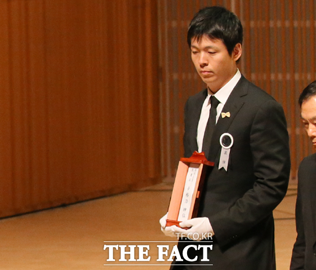 신동빈 롯데그룹 회장의 장남인 신유열 씨가 최근 롯데케미칼 일본 지사의 상무로 부임한 것으로 알려졌다. 사진은 신유열 씨가 지난 2020년 1월 서울 송파구 롯데월드몰 롯데콘서트홀에서 열린 고 신격호 명예회장 영결식에서 위패를 들고 이동하는 모습. /더팩트 DB