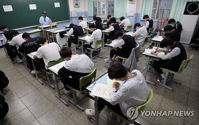 지난 4월 경기 수원고등학교에서 3학년 학생들이 전국연합학력평가 시험을 준비하고 있다. /연합뉴스