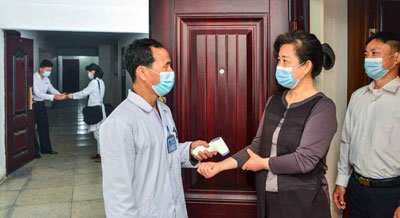 북한 주민들에 대한 검병검진을 하고있는 서성구역 중신종합진료소 의료일꾼들. 뉴시스