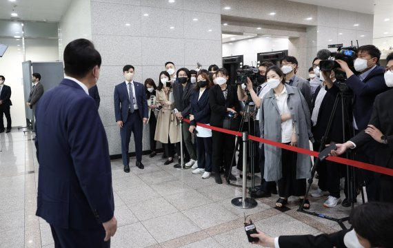 윤석열 대통령이 지난 11일 오전 용산 대통령실 청사로 출근하며 발언하고 있다. (사진=대통령실 제공) 사진=뉴시스화상