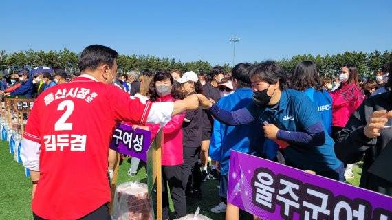 국민의힘 김두겸 울산시장 후보가 후보 등록 이후 첫 주말인 14일 울산 문수국제양궁장에서 열린 축구대회를 찾아 시민들과 인사를 나누고 있다. /사진=국민의힘 울산시당 제공