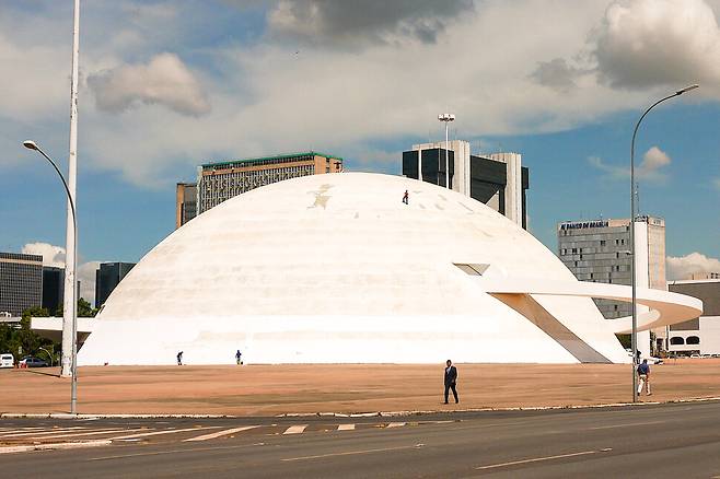 오스카르 니마이어가 설계한 국립박물관. 노동효 제공