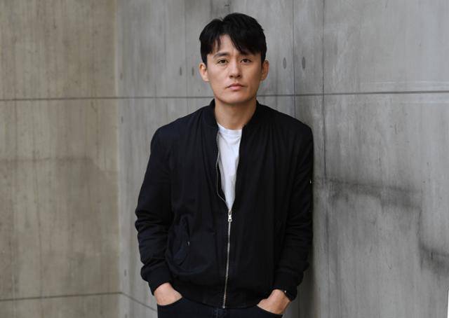 5년 만에 재연하는 뮤지컬 '모래시계'에 다시 한번 우석 역할로 무대에 서는 배우 최재웅이 6일 서울 중구의 한 연습실 앞에서 한국일보와 만나 "음악이 완전히 새로워졌다"고 작품을 소개했다. 고영권 기자