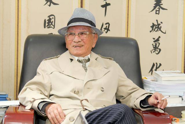 손기창 경창산업 명예회장은 올해로 100세를 맞았다. 손 명예회장은 “구성원들 간의 화합을 바탕으로 어려움이 닥칠 때마다 ‘일근천하무난사(一勤天下無難事)’ 즉, 한결같이 부지런하면 천하에 어려운 일은 없다는 격언을 마음에 새기며 크고 작은 난관을 정면돌파해왔다”고 말했다. 김민규 기자