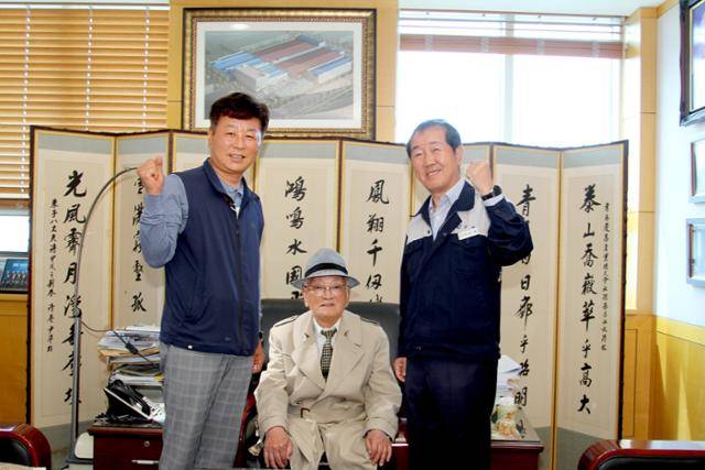 김성호(왼쪽) 경창산업 노조위원장, 손기창(중앙) 경창산업 명예회장, 손일호(오른쪽) 경창산업 회장이 나란히 서서 포즈를 취하고 있다. 김민규 기자