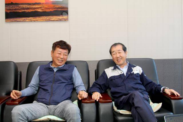 김성호(왼쪽) 경창산업 노조위원장과 손일호(오른쪽) 경창산업 회장이 환담을 나누고 있다. 경창의 오늘과 미래를 견인하고 있는 주역들이다. 김민규 기자