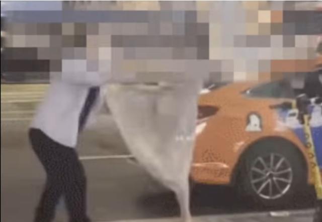 지난달 22일 서울 강남구 삼성역 인근에서 한 여성이 택시기사에게 발길질을 하고 있다. 유튜브 캡처.