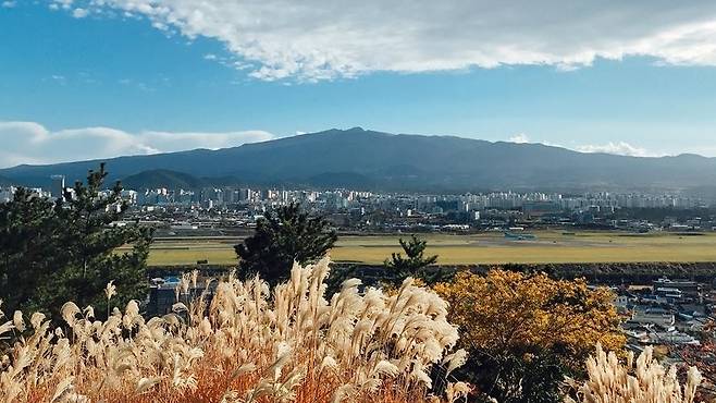도두봉에서 보이는 전경. 비짓제주 제공