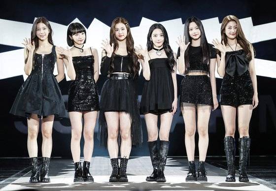 하이브 첫 걸그룹 르세라핌(LE SSERAFIM) 카츠하(왼쪽부터), 김채원, 김가람, 사쿠라, 홍은채, 허윤진. 지난 2일 서울 중구 장충체육관에서 열린 데뷔 앨범 ‘FEARLESS’ 미디어 쇼케이스에서 포즈를 취하고 있다. 뉴스1