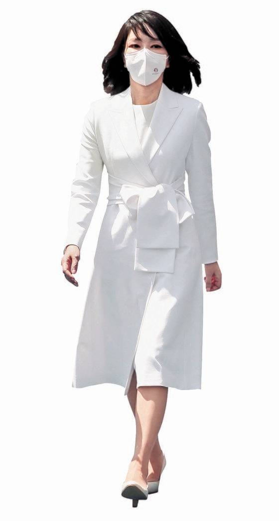 김건희 여사가 10일 서울 여의도 국회 앞마당에서 열린 취임식에 입장하고 있다. [대통령실사진기자단]