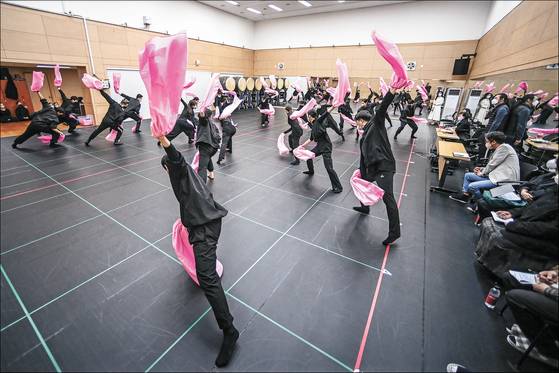 역동적으로 변형된 ‘일무’ 연습에 한창인 서울시무용단. [사진 서울시무용단]