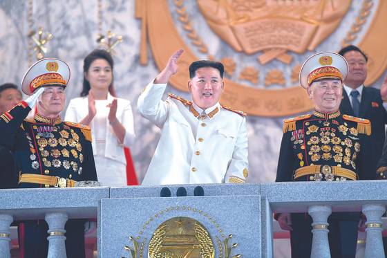 김정은 북한 국무위원장이 지난달 25일 김일성광장에서 열병식을 참관하고 있다. [노동신문=뉴스1]