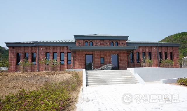 ▲ 철원역사문화공원 중앙거리에 옛 모습으로 복원된 철원역. 당시 철원역은 일제강점기 금강산 기차관광의 출발지 역할을 담당했던 역이다.