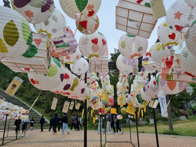 ▲ 제24회 원주한지문화제 축제장 내 지역 내 어린이집 원아들이 만든 한지등으로 꾸며진 ‘빛 터널’
