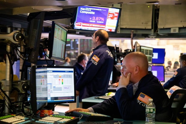 미국 뉴욕증권거래소(NYSE) 입회장에서 트레이더들이 업무를 처리하고 있다.(사진=AP=연합뉴스)