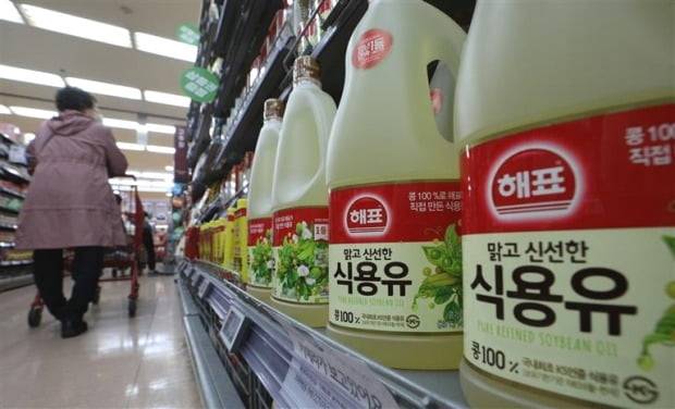 서울의 한 대형마트에서 한 시민이 식용유를 살펴보고 있다. /뉴스1