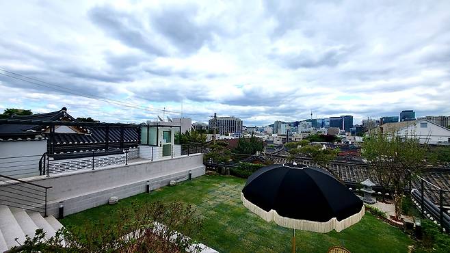 A viewfrom a Bukchon Binkwan guestroom (Kim Hae-yeon/ The Korea Herald)