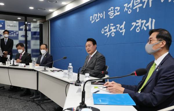 윤석열 대통령이 13일 서울 중구 국제금융센터에서 열린 거시금융상황점검회의에서 발언하고 있다. 윤 대통령은 취임 후 첫 대외 행보인 이날 회의에서 “경제는 바로 우리 국민의 삶, 그리고 현장에 있는 것”이라며 “새 정부는 현장에서 답을 찾고 더 나은 정책이 만들어질 수 있도록 노력하겠다”고 말했다. 뉴시스