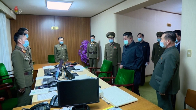 마스크 착용하고 국가비상방역사령부 방문한 북한 김정은 국무위원장. 조선중앙TV, 연합뉴스