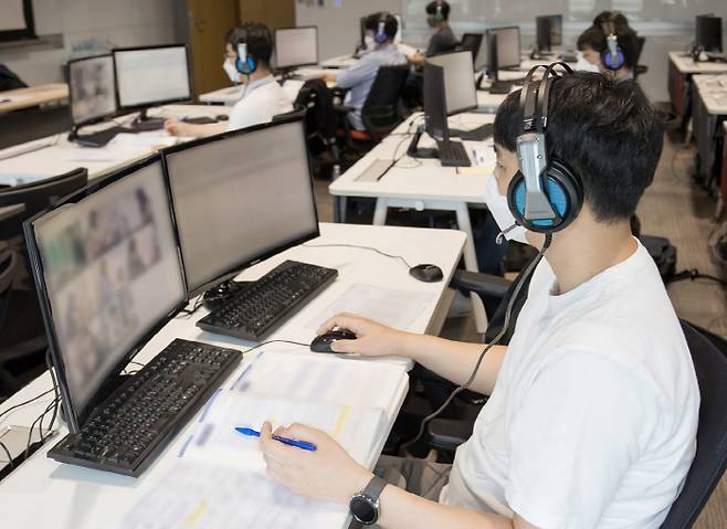 지난 7일 경기 용인 서천의 삼성전자 인재개발원에서 삼성전자 감독관들이 응시자들을 대상으로 예비소집을 진행하고 있다. [사진제공=삼성전자]