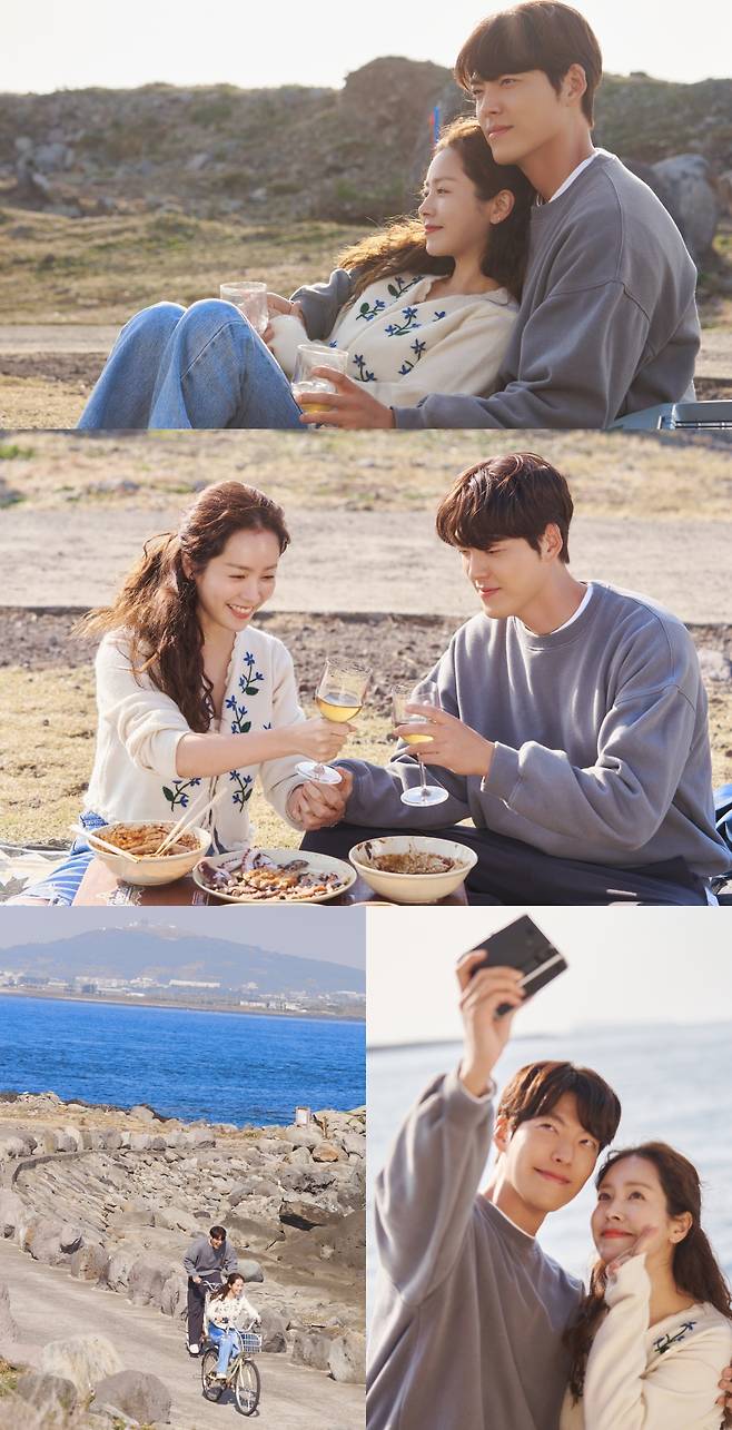 ‘우리들의 블루스’ 한지민, 김우빈이 단둘이 첫 여행을 떠난다.사진=tvN 제공