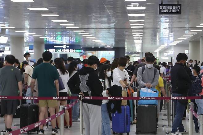 [제주=뉴시스] 양영전 기자 = 징검다리 연휴 마지막 날인 8일 오후 제주국제공항 3층 출발장 탑승권 발권 데스크 앞에서 승객들이 차례를 기다리고 있다. 제주도관광협회는 지난 4일부터 이날까지 닷새간 연휴 동안 20만여명이 제주를 찾을 것으로 예상했다. 2022.05.08.