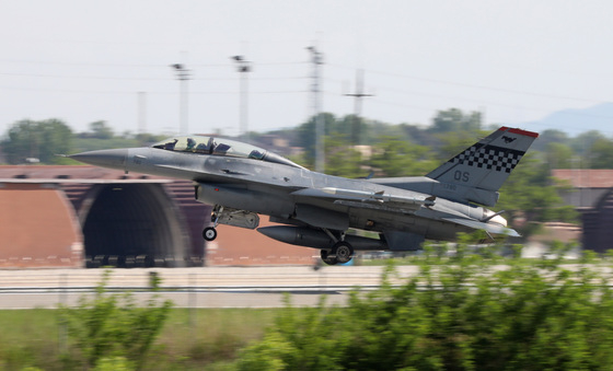 (평택=뉴스1) 김영운 기자 = 우리나라와 미국 공군의 연합 항공 훈련인 '코리아 플라잉 트레이닝'(KFT)이 시작한 지난 9일 오후 경기 평택 주한미군 오산공군기지에서 F-16 전투기가 비행 훈련을 하고 있다. 올해 훈련 규모는 예년 수준으로 미 제7공군 전력이 참가하는 것으로 알려졌으며 우리 공군에선 F-15K 전투기와 E-737 '피스아이' 항공통제기, 그리고 미군에서 F-16 전투기 등이 참가할 것으로 보인다. 2022.5.9/뉴스1