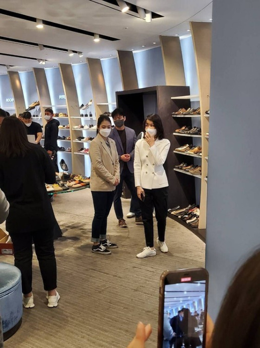 윤석열 대통령의 부인 김건희 여사가 14일 오후 서울 서초구 신세계백화점 강남점의 한 신발매장에서 쇼핑을 하고 있다. (독자 제공) /사진=뉴스1