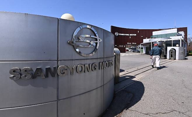 쌍용차 인수전에 나선 쌍방울그룹이 인수 우선협상자로 KG그룹이 선정된 데 대해 반발했다. 사진은 쌍용차 평택공장 정문. /사진=뉴시스