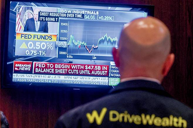 금융투자업계 전문가들은 미국 중앙은행이 긴축에 속도를 내고 있고 위안화와 유로화가 약세를 이어가고 있는 만큼 강 달러 기조는 당분간 이어질 것으로 보고 있다./사진=로이터