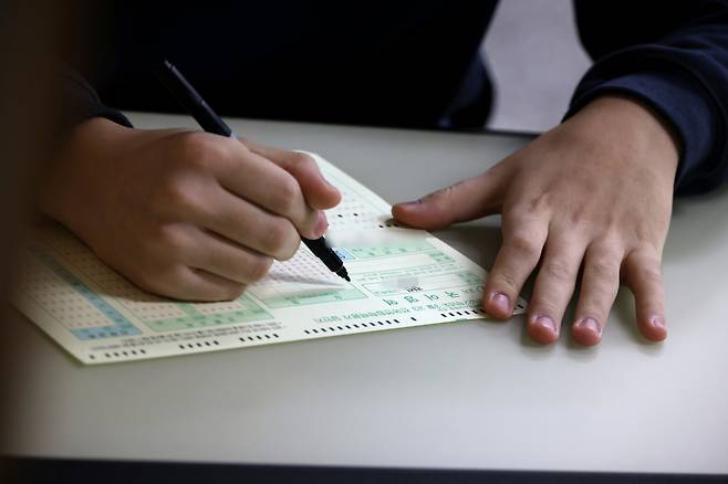 3월 전국연합 학력평가가 전국적으로 실시된 올 3월24일 서울 송파구 잠신고에서 3학년 학생이 답안지를 작성하고 있다. [연합]