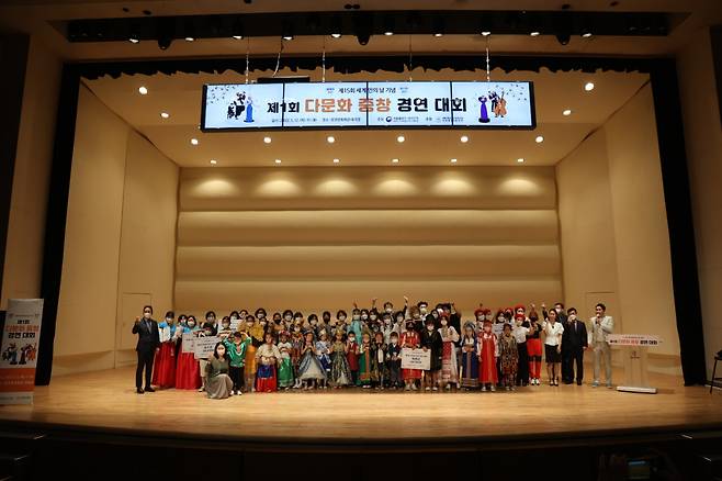 다문화 중창 경연대회 참가자들이 기념 사진을 촬영하고 있다. [사진=YBM교육 제공]