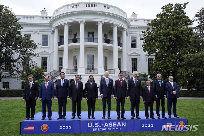 [워싱턴=AP/뉴시스] 조 바이든 미국 대통령이 12일(현지시간) 백악관 사우스론에서 동남아시아국가연합(ASEAN·아세안) 정상들과 단체 사진을 찍고 있다. 2022.05.13.