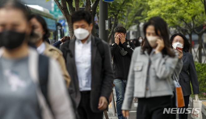 [서울=뉴시스] 정병혁 기자 = 실외 마스크 착용 의무화가 해제된 2일 오전 서울 종로구 광화문네거리에서 마스크를 벗은 시민들이 이동하고 있다. 2022.05.02. jhope@newsis.com