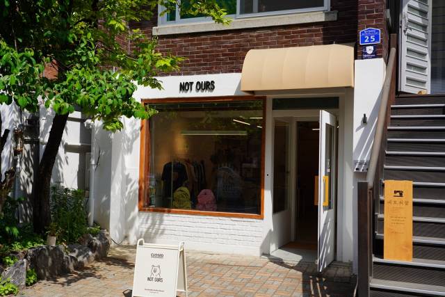 ▲서울시 마포구 합정역 인근 조용한 골목에 위치한 낫아워스 사무실 창문으로 100% 재활용 나일론 원단으로 만든 가방이 보였다. 낫아워스에서 생산하는 제품은 비동물성 소재다. ⓒ프레시안(이상현)