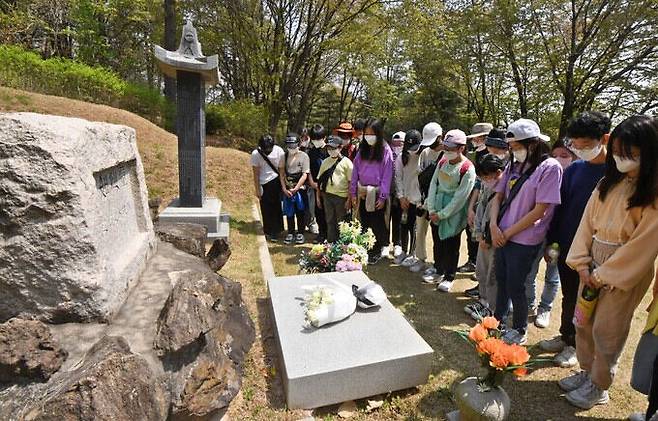 망우공원에 영면한 소파 방정환 선생의 묘역을 찾은 인근 학교 어린이들이 힐링 산책을 한 후 헌화와 묵념을 하고 있다.