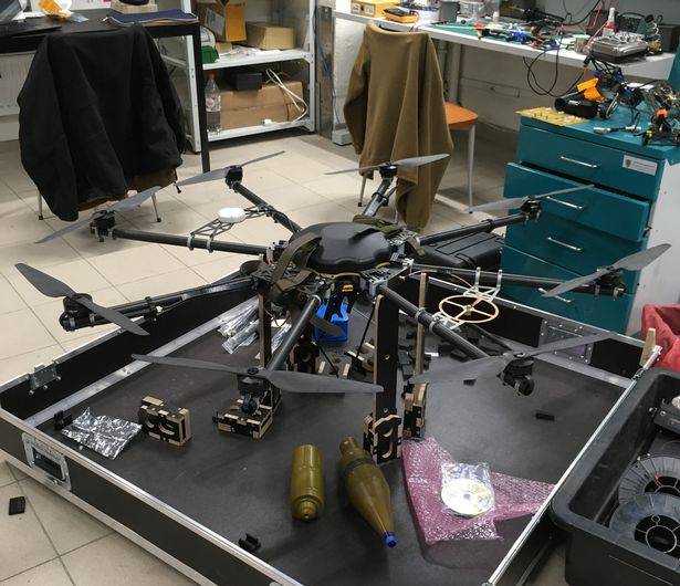 아에로로즈비드카가 자체 제작한 드론 R18과 대전차 로켓포 개량탄./사진=아에로로즈비드카 페이스북 캡처