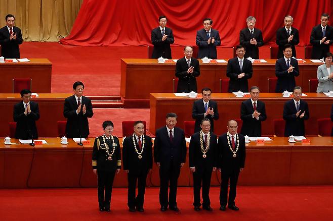 2020년 9월8일 시진핑 주석(가운데)이 코로나19 방역 공로자 표창대회에서 기념사진을 찍고 있다. ⓒEPA