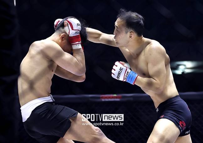 ▲ 김수철(오른쪽)이 로드FC 새 페더급 챔피언에 올랐다. ⓒ 대구, 곽혜미 기자