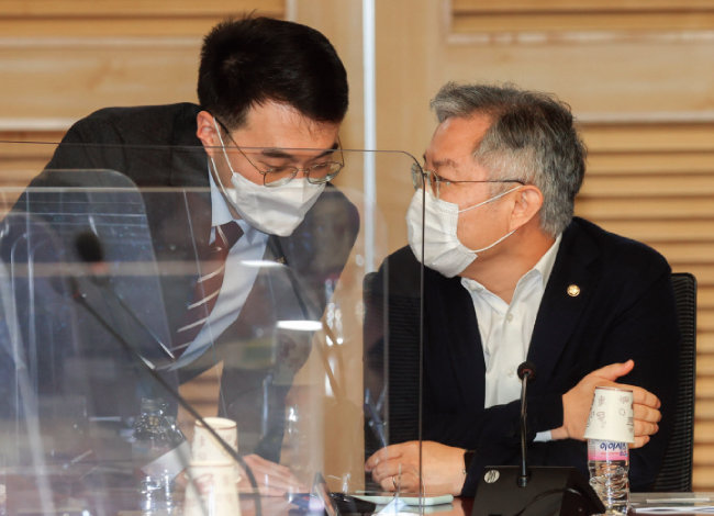 더불어민주당 김남국 의원(왼쪽)과 최강욱 의원. [동아DB]