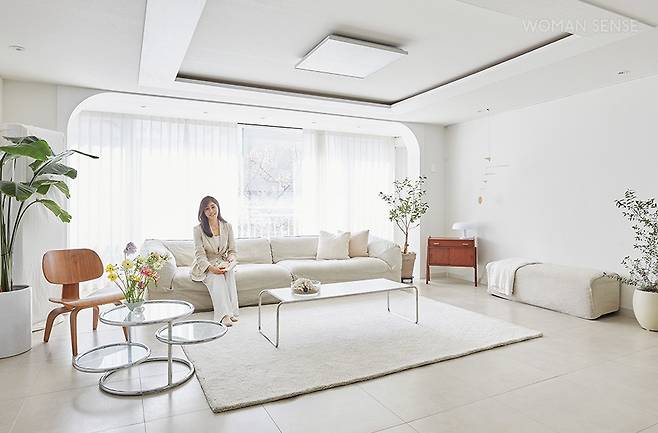 소파는 찰스퍼니처 누베스 소파, 소파 테이블은 마르셀 브로이어, 모빌은 에포크 블레이즈 모빌 우드, 의자는 허먼밀러 임스 라운지 체어 플라이우드.