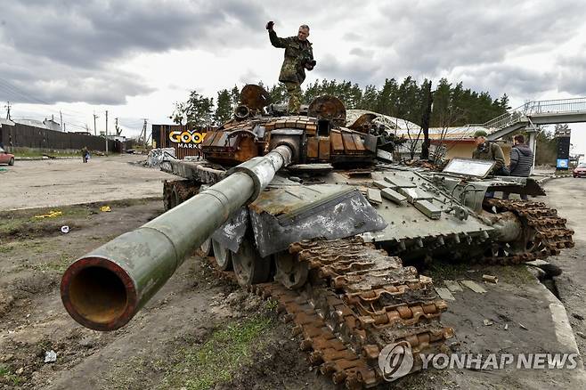파괴된 러시아 탱크를 살펴보는 우크라이나인 [EPA 연합뉴스 자료사진.재판매 및 DB 금지]