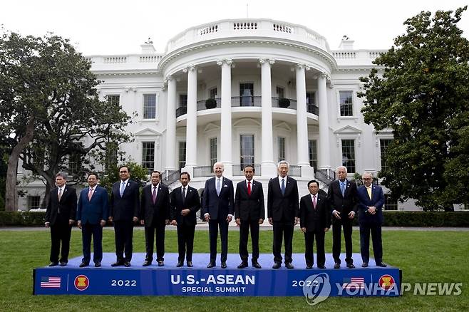 백악관 방문한 아세안 정상들 (워싱턴DC EPA=연합뉴스) 조 바이든 미국 대통령(왼쪽 6번째)이 12일(현지시간) 미국 워싱턴DC 백악관에서 미국을 방문한 동남아시아국가연합(아세안·ASEAN) 정상들과 연단에서 포즈를 취하고 있다. 2022.5.13 alo95@yna.co.kr