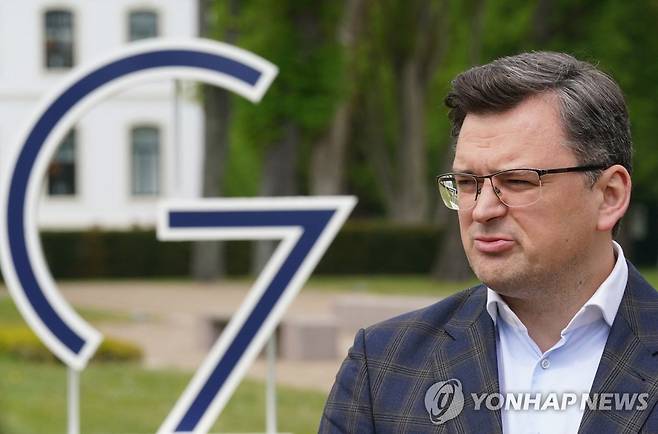 G7 회의에 참석한 드미트로 쿨레바 우크라이나 외무장관 (함부르크 AFP=연합뉴스) 13일(현지시간) 독일 함부르크에서 열린 주요 7개국(G7) 외무장관 회의에서 드미트로 쿨레바 우크라이나 외무장관이 기자들에게 말하고 있다. 2022.5.13